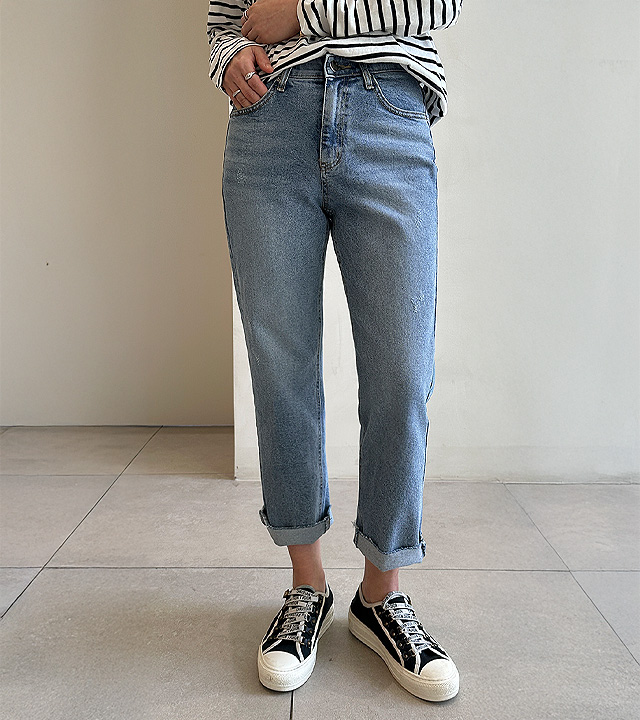 破损的修身牛仔裤