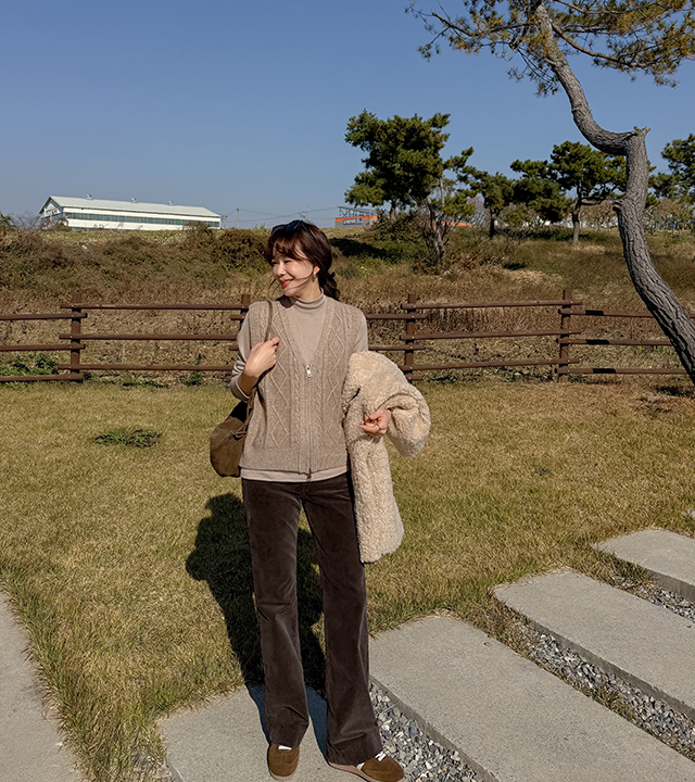 光滑的缆绳拉链针织背心