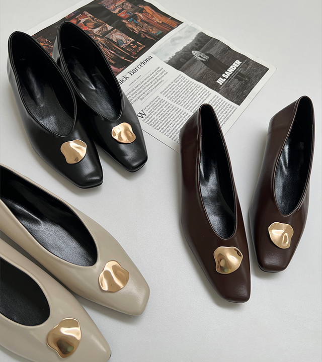 金色标志平底鞋