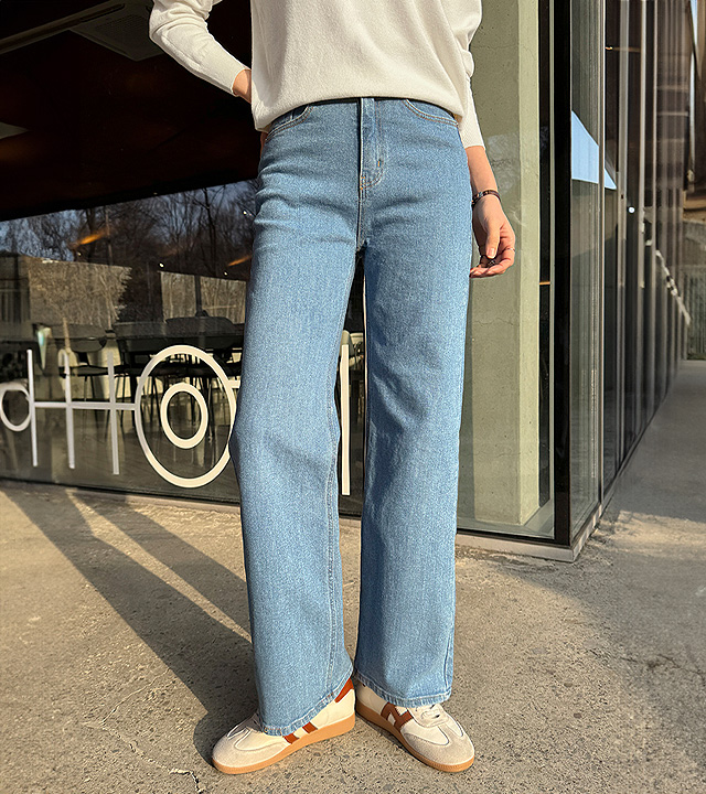 Stan 半宽松牛仔裤