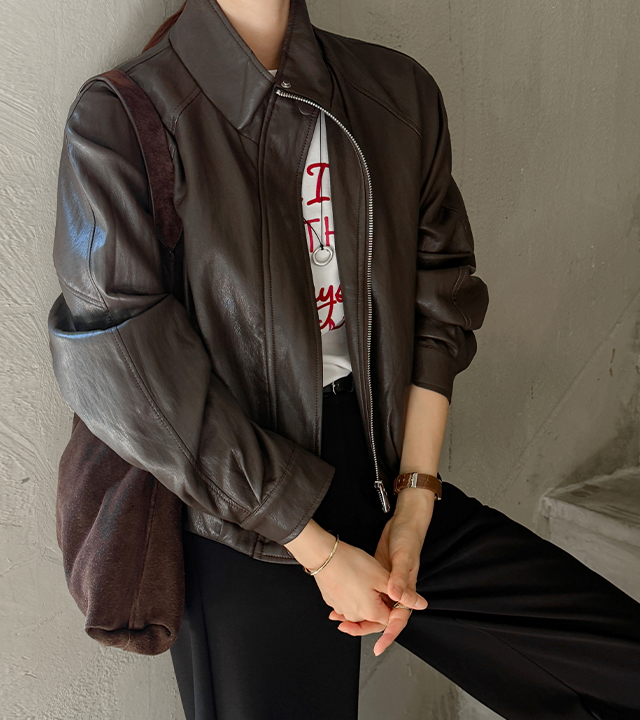 坐姿皮夹克