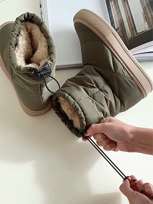 Haunted 羊毛皮衬垫靴子