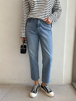 破损的修身牛仔裤