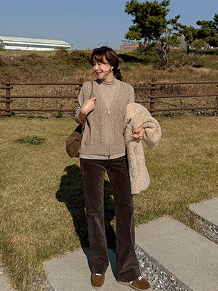 光滑的缆绳拉链针织背心