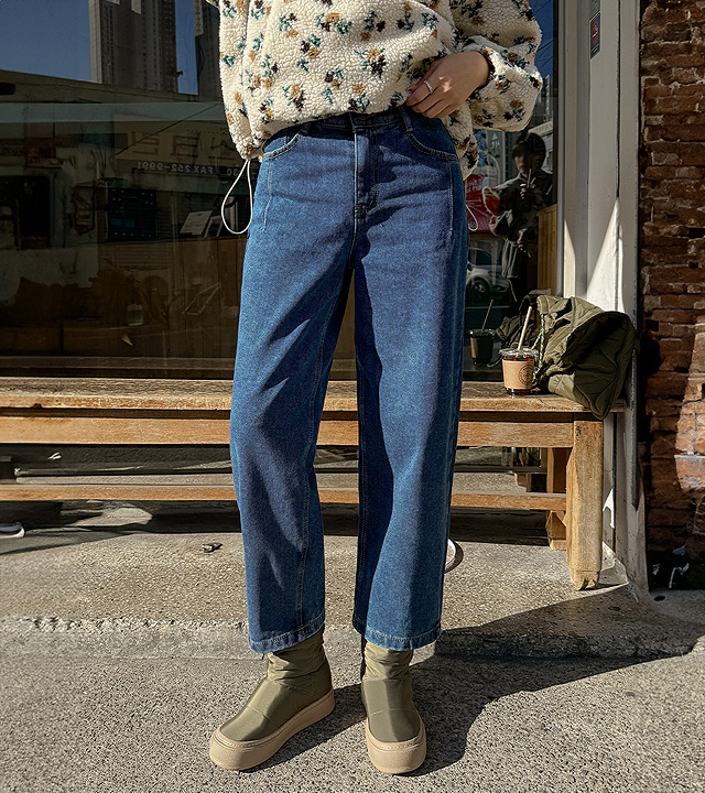 飞镖剪裁宽松牛仔裤