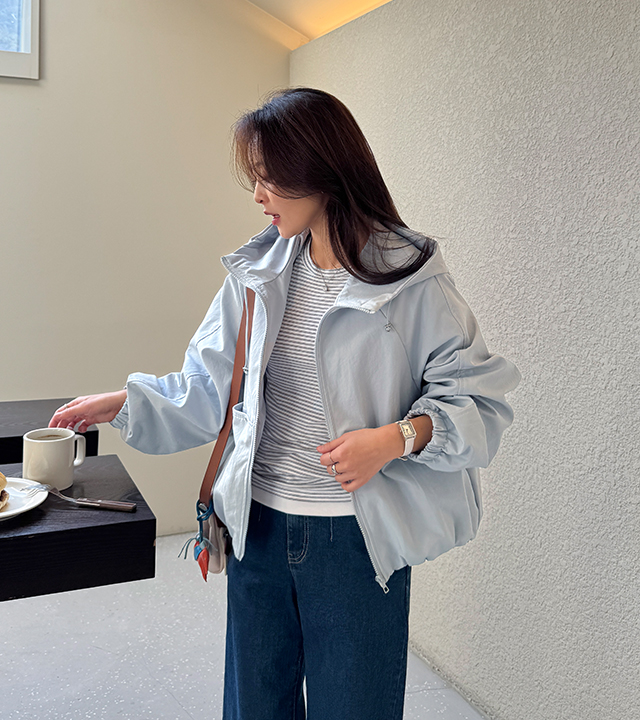 带贴边口袋的A字连帽套头衫