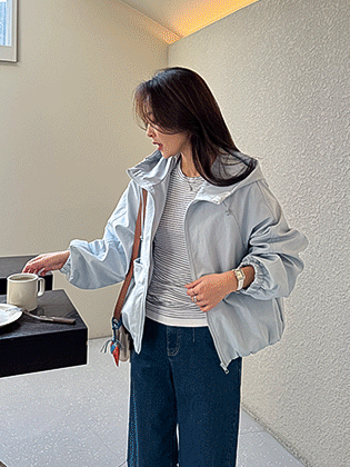 带贴边口袋的A字连帽套头衫