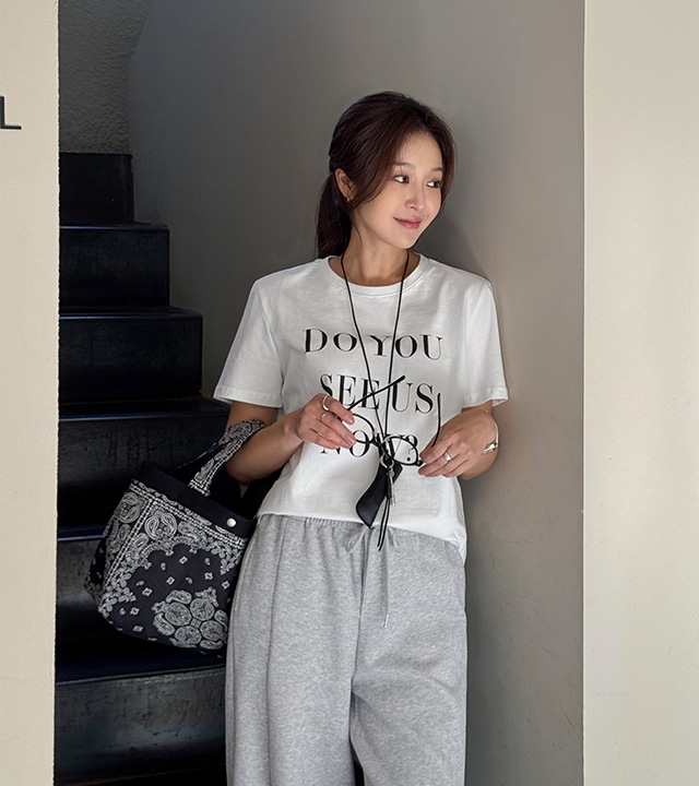 现在字母印花短袖T恤（唇膏套装）