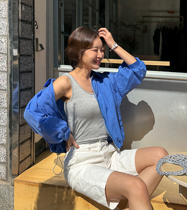 简约基础款无袖上衣，内置罩杯